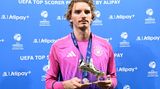 Der Fußballspieler Nick Woltemade zeigt seinen Preis