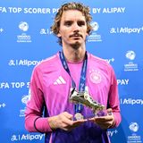 Der Fußballspieler Nick Woltemade zeigt seinen Preis