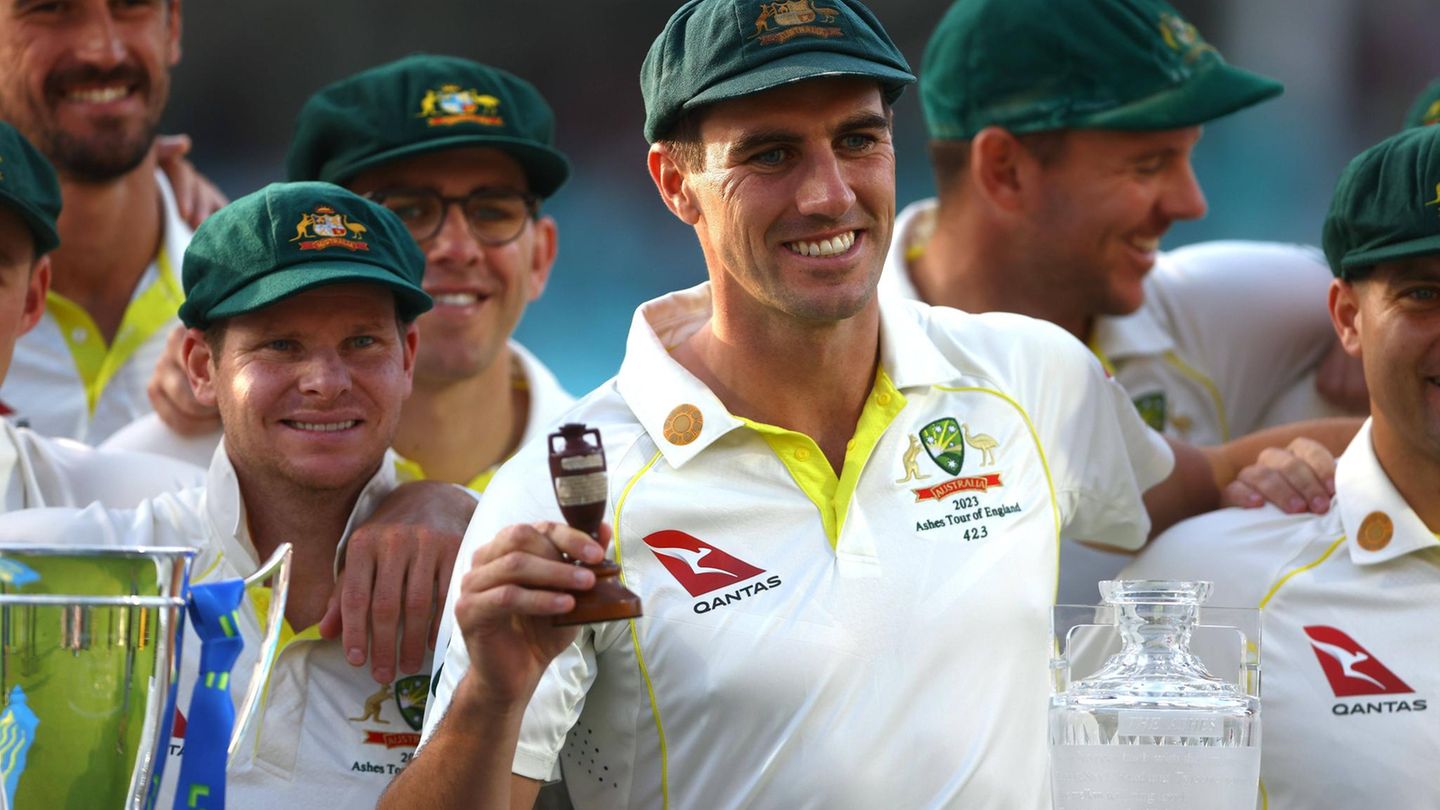 Die Sieger eines Cricket-Turniers zeigen ihre Pokale