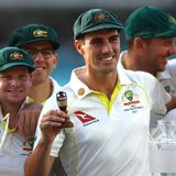 Die Sieger eines Cricket-Turniers zeigen ihre Pokale