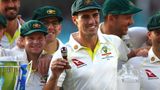 Die Sieger eines Cricket-Turniers zeigen ihre Pokale