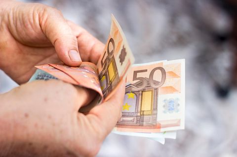 Rente cash: Einige Rentnerinnen und Rentner nutzen bislang einen unkonventionellen Weg für die Rentenzahlung