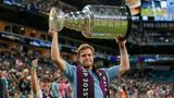 Ein Eishockey-Spieler stemmt den Stanley Cup