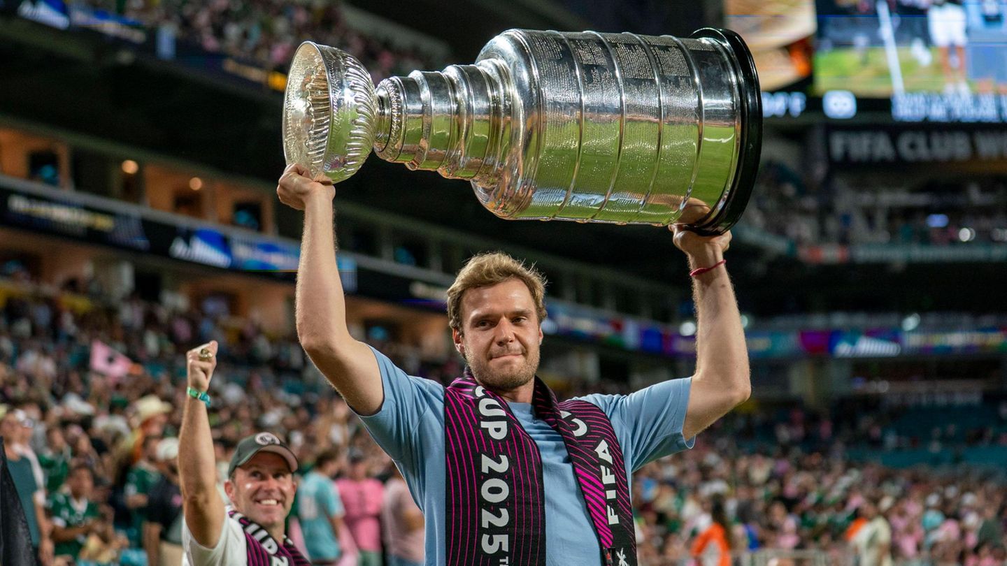 Ein Eishockey-Spieler stemmt den Stanley Cup