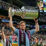 Ein Eishockey-Spieler stemmt den Stanley Cup