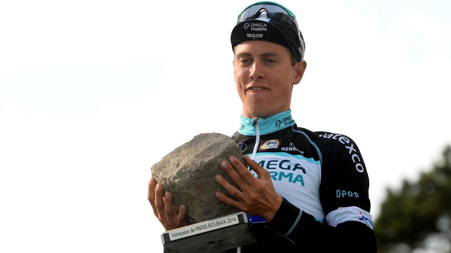 Radrennfahrer Niki Terpstra hält seinen Preis fest
