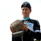 Radrennfahrer Niki Terpstra hält seinen Preis fest