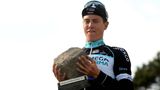 Radrennfahrer Niki Terpstra hält seinen Preis fest
