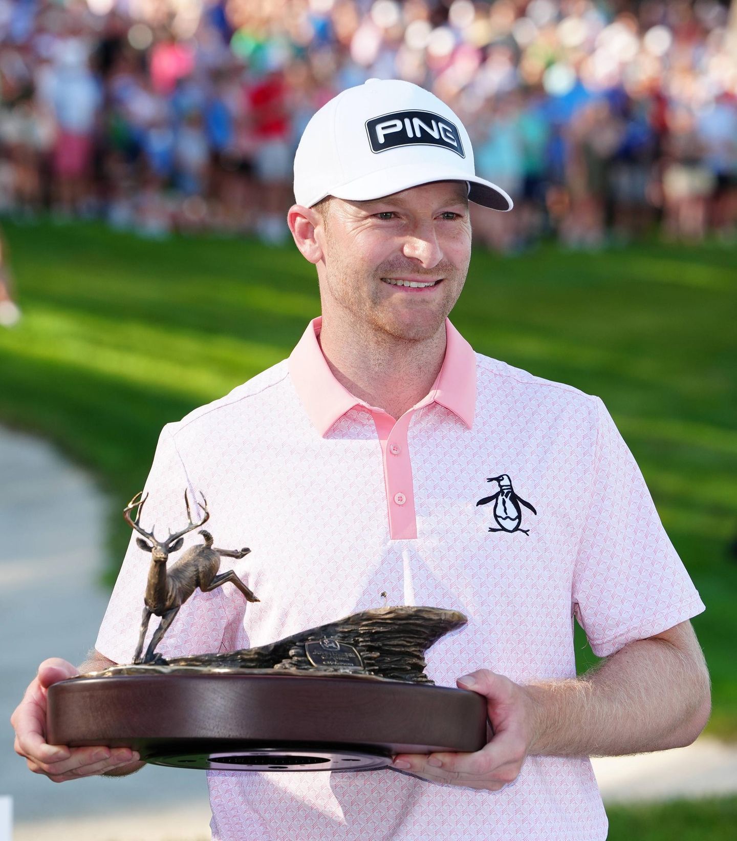Ein Golfer und seine Trophäe