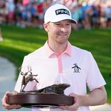 Ein Golfer und seine Trophäe