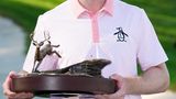 Ein Golfer und seine Trophäe