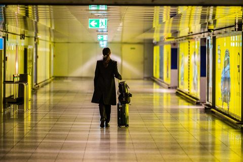 Eine Frau läuft einen Gang am Frankfurter Flughafen entlang