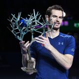 Tennisspieler Andy Murray und sein Pokal