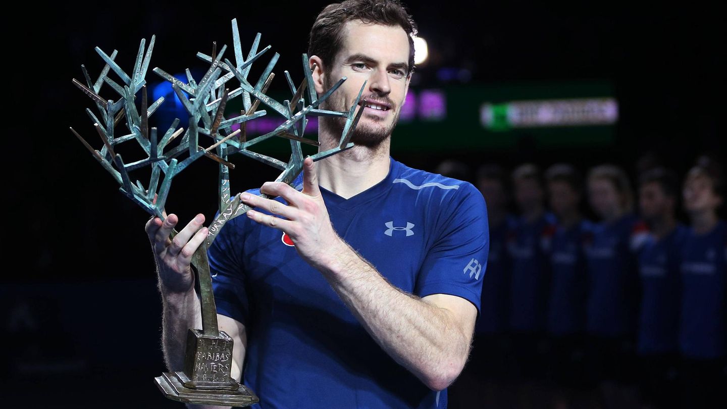 Tennisspieler Andy Murray und sein Pokal