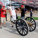 Ein Football-Spieler zieht eine Kanone