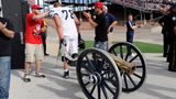 Ein Football-Spieler zieht eine Kanone