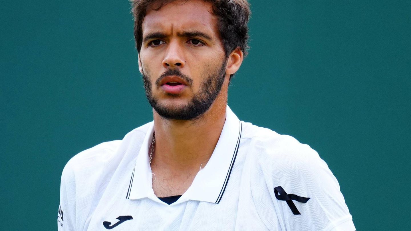 Wimbledon: Der porugiesische Spieler Francisco Cabral im weißen Trikot mit Trauerflor
