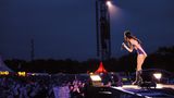 Weiter geht es mit Olivia Rodrigo. Auf dem gläsernen Laufsteg vor der Orange-Stage performte die auch als Schauspielerin erfolgreiche US-Amerikanerin