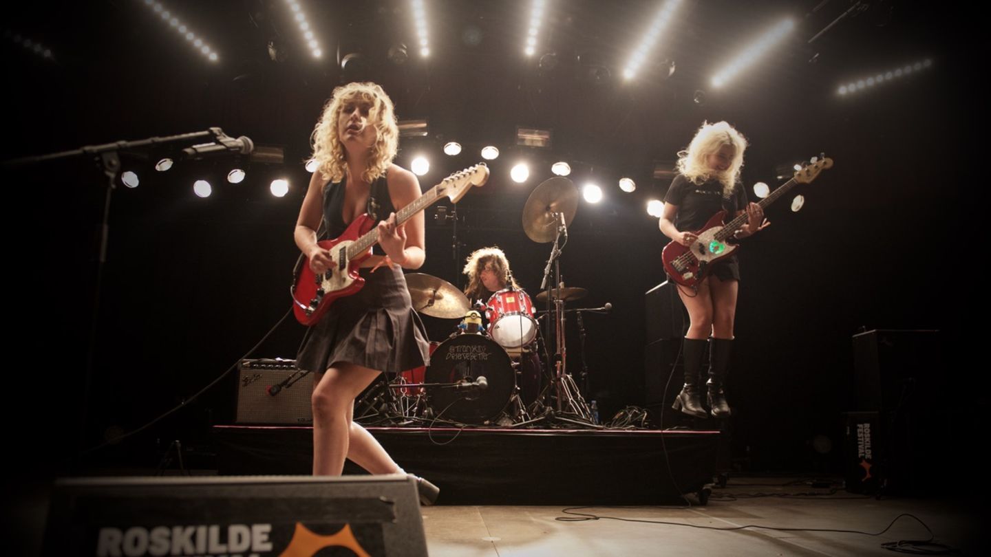 Wer anschließend noch Kraft übrig hatte, ging zum Konzert der Lambrini Girls. Die zerlegten in der Abschiedsnacht des Roskilde-Festivals 2025 die kleine Gaia Bühne