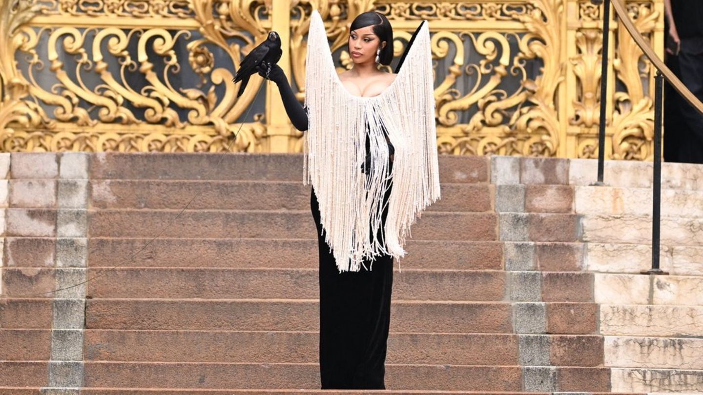 Cardi B at the Paris Fashion Week: rapper with a living raven as an accessory