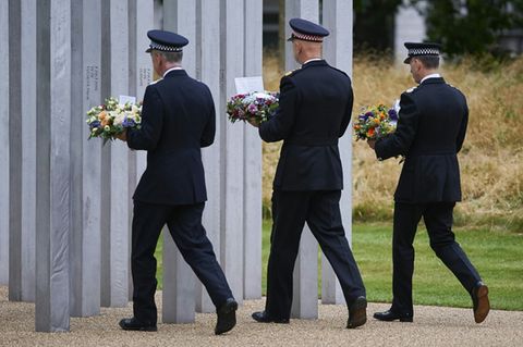 Polizisten legen Kränze im Hyde Park nieder