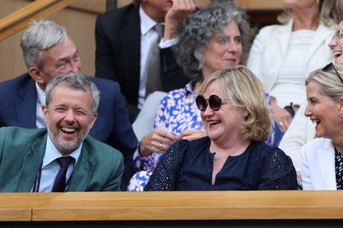 König Frederik X. (l.) und Herzogin Sophie (r.) in der Royal Box in Wimbledon.