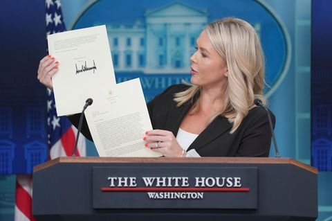 Die Pressesprecherin des Weißen Hauses hält während einer Pressekonferenz im Weißen Haus zu Zollangelegenheiten hoch
