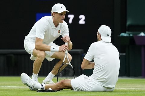 Jannik Sinner kümmert sich um Grigor Dimitrow