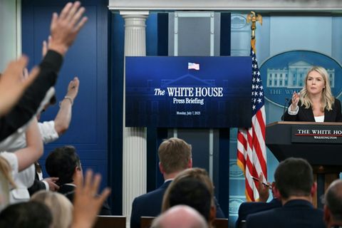 Trumps Sprecherin Karoline Leavitt bei Pressebriefing am Montag