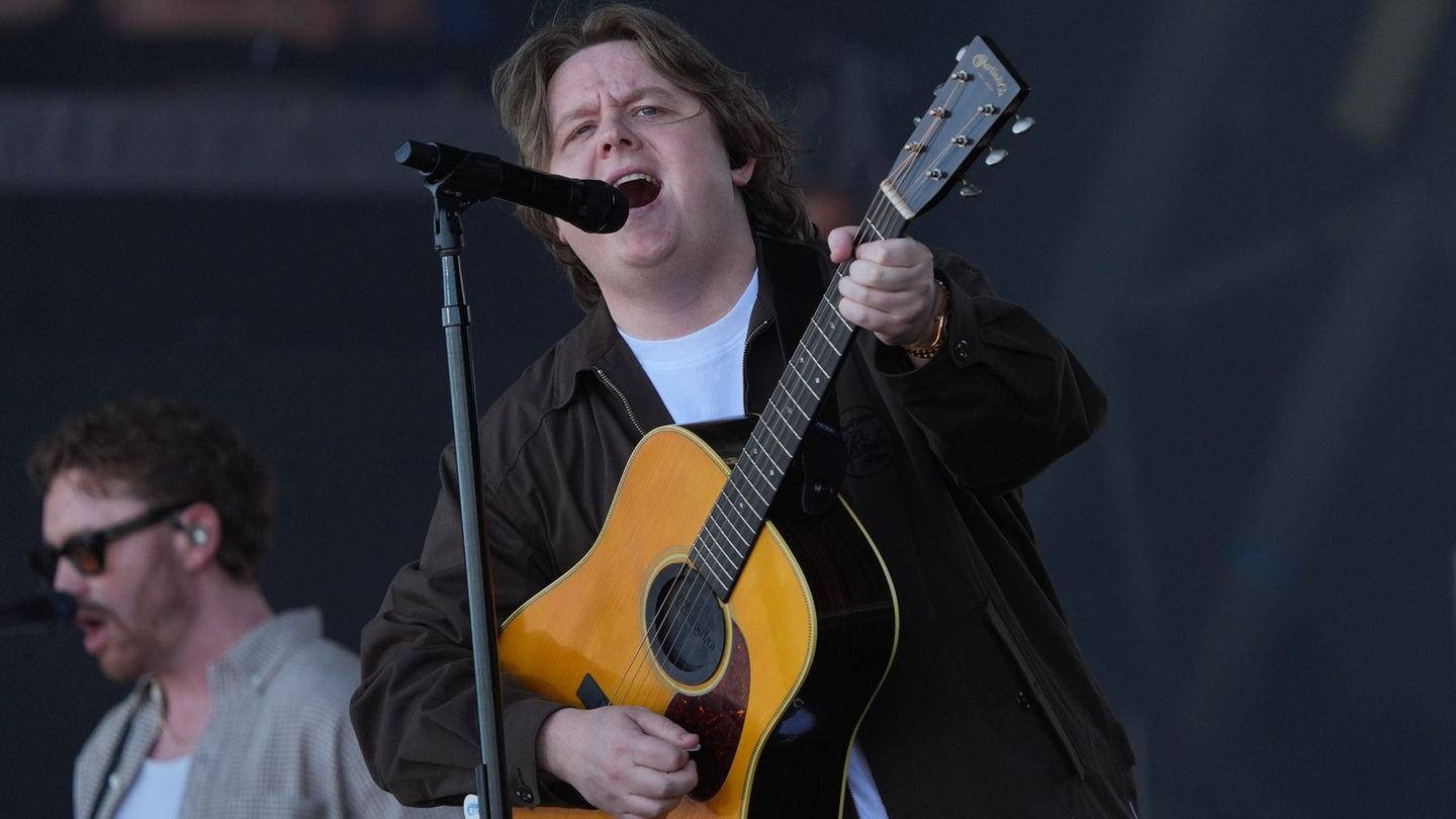 People: Singer Lewis Capaldi did therapy during a break
