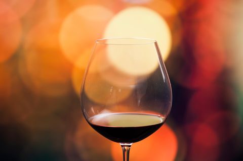 Rotwein führte in einem Bach in Rheinland-Pfalz zu einer rötlichen Verfärbung und auffälligem Geruch