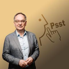 Nico Fried neben einem Handzeichen für Stille