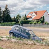 Bewohner eines Ortes in der Lausitz haben ein verunfalltes Auto als Mahnmal für mögliche Erdrutsche aufgestellt