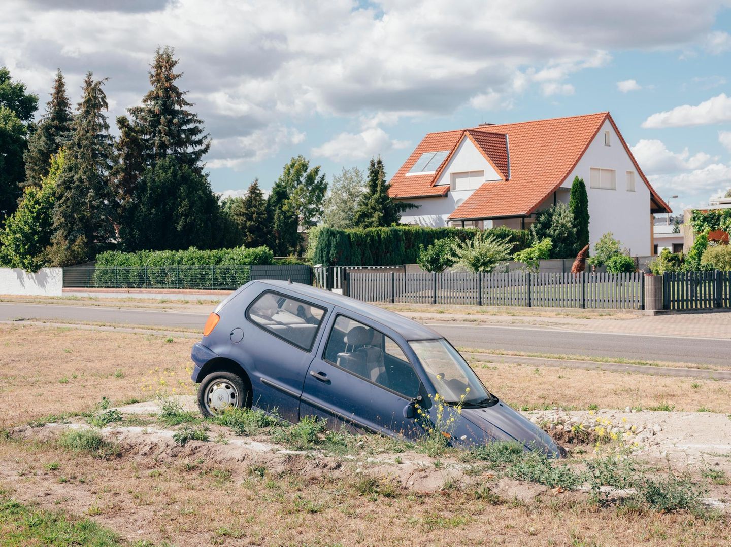 Bewohner eines Ortes in der Lausitz haben ein verunfalltes Auto als Mahnmal für mögliche Erdrutsche aufgestellt