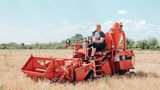Ein Mähdrescher auf einer Versuchsfläche im rekultivierten Bereich des Tagebau  Welzow Süd