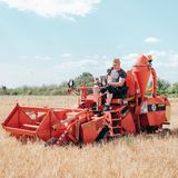 Ein Mähdrescher auf einer Versuchsfläche im rekultivierten Bereich des Tagebau  Welzow Süd