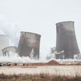 Sprengung der Kuehltuerme am Kraftwerk Boxberg in Sachsen