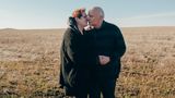 Gudrun und Michael Jentsch im Ort Kausche auf einem Feld