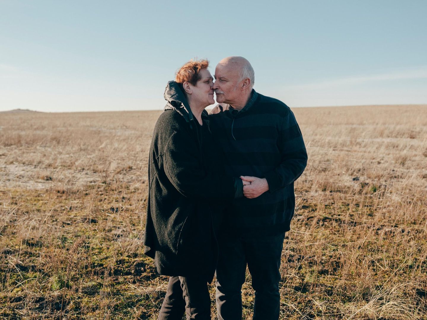 Gudrun und Michael Jentsch im Ort Kausche auf einem Feld