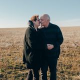 Gudrun und Michael Jentsch im Ort Kausche auf einem Feld