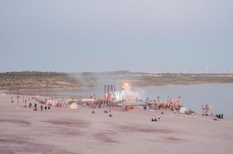 Besucher auf dem Feel Festival am Tagebausee Bergheider See