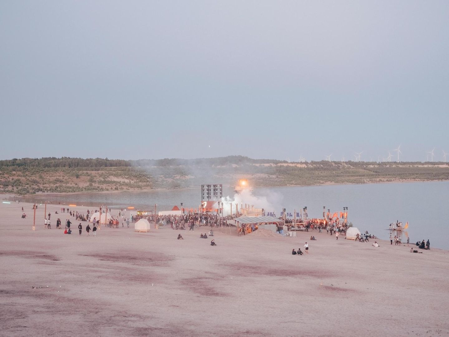 Besucher auf dem Feel Festival am Tagebausee Bergheider See