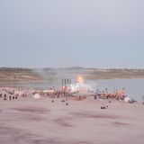 Besucher auf dem Feel Festival am Tagebausee Bergheider See