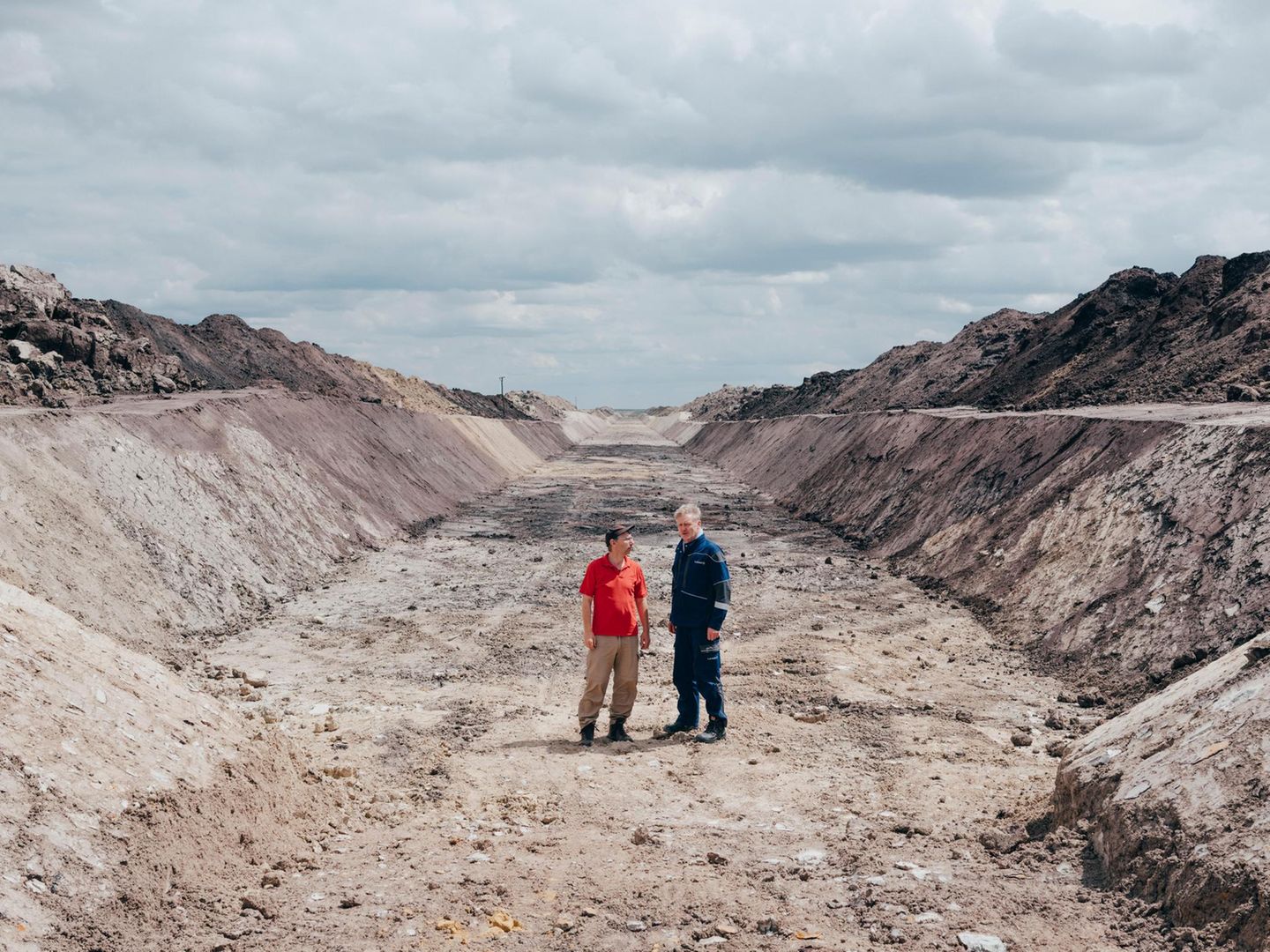 Vorbereitung zum Strassenbau in einer rekultivierten Fläche im Tagebau Welzow, Brandenburg