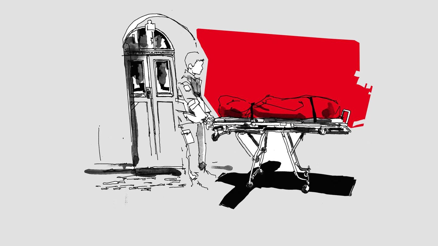 Eine Rettungskraft transportiert einen Toten auf einer Trage ab, Palliativarzt Johannes M. steht unter Mordverdacht