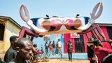 Eine überdimensionale Krabbe steht vor einem Haus