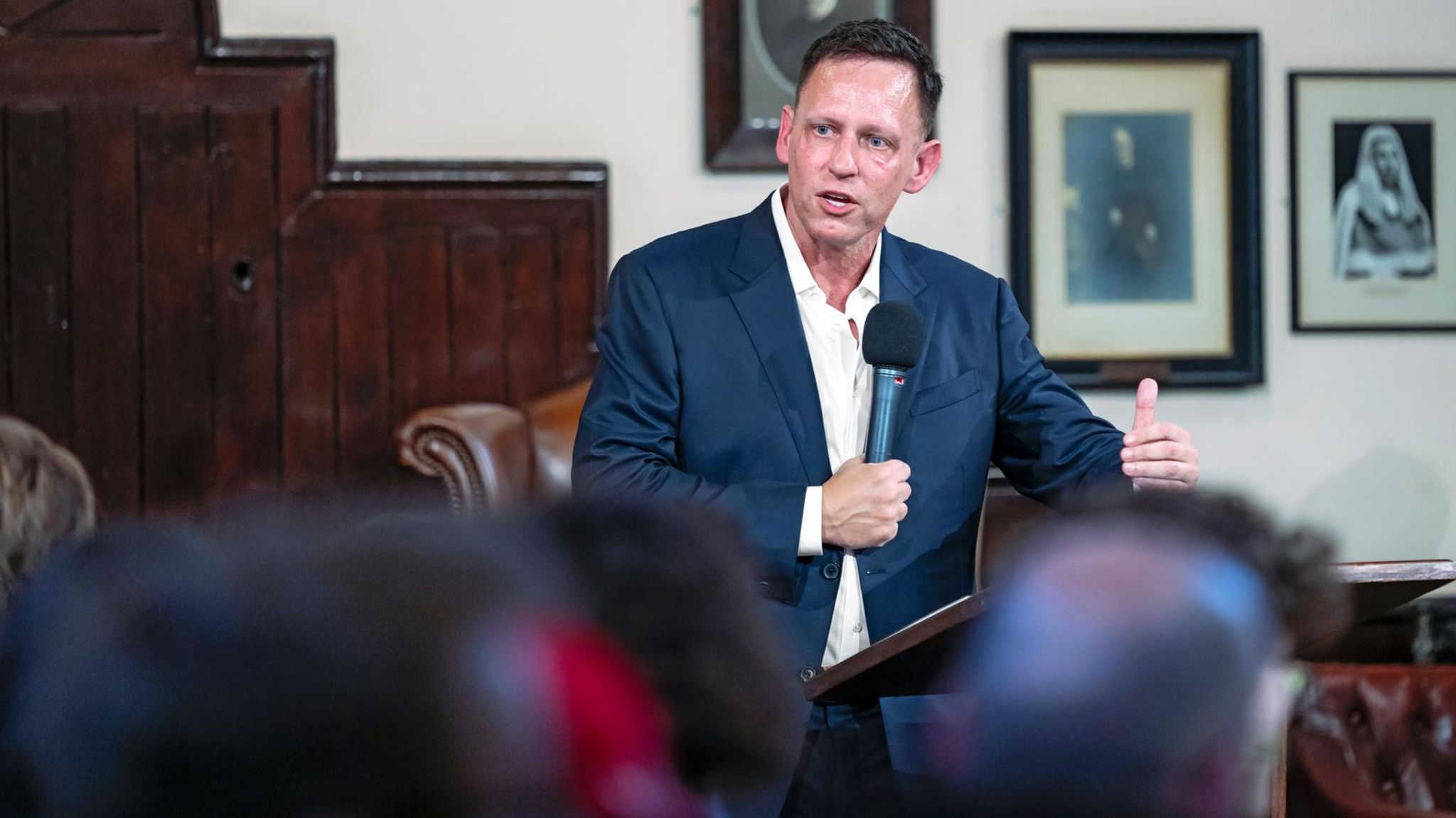 Peter Thiel spricht ins Mikrofon