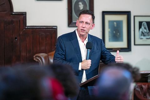 Peter Thiel spricht ins Mikrofon