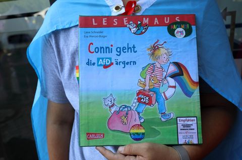 Ein verfremdetes "Conni"-Cover bei einer Demonstration in Erfurt