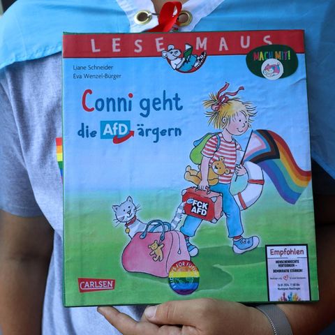 Ein verfremdetes "Conni"-Cover bei einer Demonstration in Erfurt